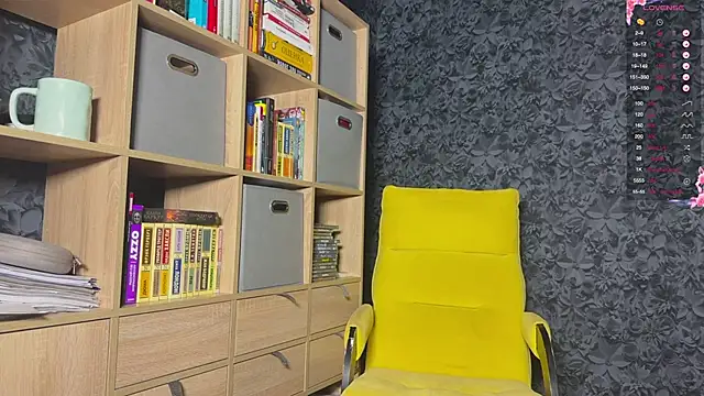 Snapshot of AzureEyes chatting on 10/12/25, 04:28 AzureEyes online show from 10/12/25, 04:28