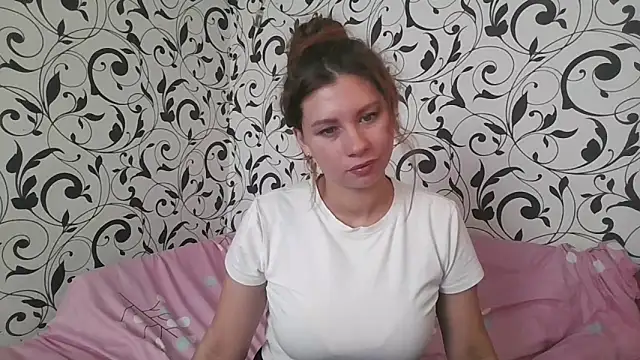 Snapshot of YourEmilie chatting on 10/08/25, 08:01 YourEmilie online show from 10/08/25, 08:01