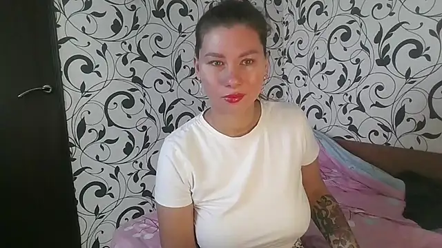 Snapshot of YourEmilie chatting on 10/23/25, 09:52 YourEmilie online show from 10/23/25, 09:52