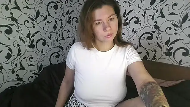 Snapshot of YourEmilie chatting on 10/28/25, 08:51 YourEmilie online show from 10/28/25, 08:51