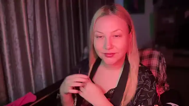 Snapshot of BikiHellena chatting on 11/08/25, 06:35 BikiHellena online show from 11/08/25, 06:35