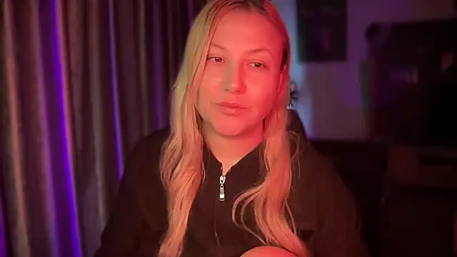 Snapshot of BikiHellena chatting on 11/16/25, 10:54 BikiHellena online show from 11/16/25, 10:54