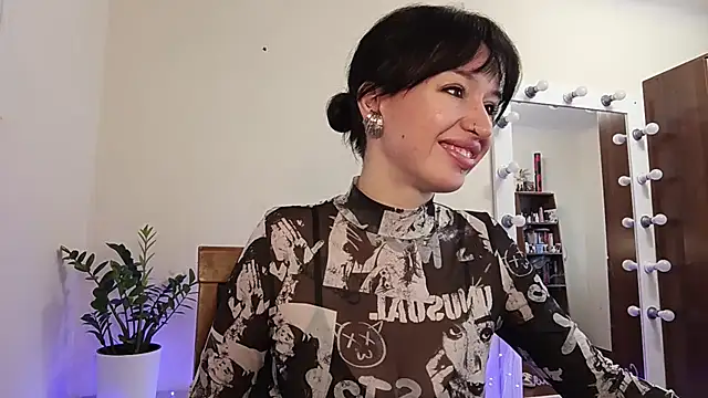 quiet smile online show from 10/12/25, 08:13