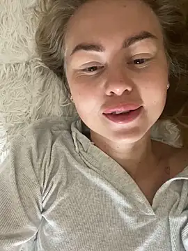 Snapshot of MartaLuna_ chatting on 09/30/25, 08:08 MartaLuna online show from 09/30/25, 08:08