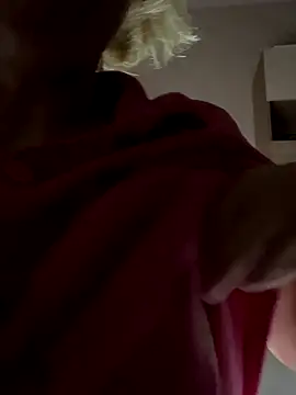 Snapshot of MartaLuna_ chatting on 10/07/25, 08:28 MartaLuna online show from 10/07/25, 08:28