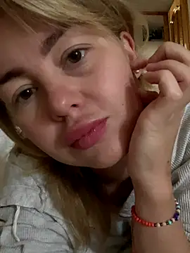 Snapshot of MartaLuna_ chatting on 10/12/25, 08:35 MartaLuna online show from 10/12/25, 08:35