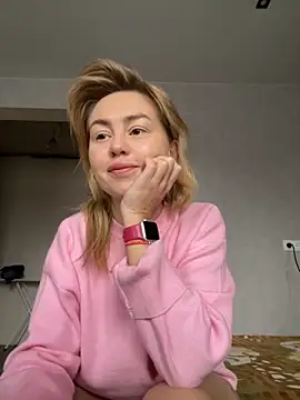 Snapshot of MartaLuna_ chatting on 10/21/25, 09:10 MartaLuna online show from 10/21/25, 09:10