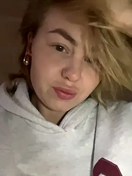 Snapshot of MartaLuna_ chatting on 10/22/25, 12:16 MartaLuna online show from 10/22/25, 12:16