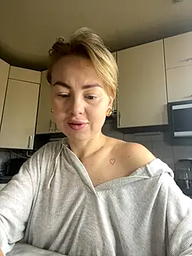 Snapshot of MartaLuna_ chatting on 10/26/25, 08:31 MartaLuna online show from 10/26/25, 08:31