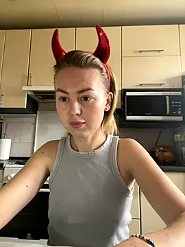 Snapshot of MartaLuna_ chatting on 10/28/25, 08:40 MartaLuna online show from 10/28/25, 08:40