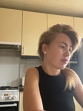 Snapshot of MartaLuna_ chatting on 10/29/25, 07:21 MartaLuna online show from 10/29/25, 07:21