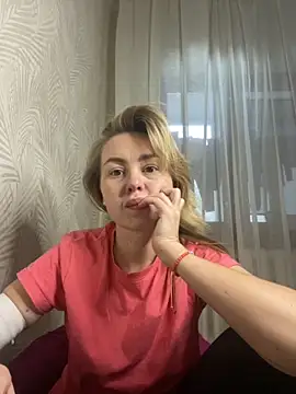 Snapshot of MartaLuna_ chatting on 10/31/25, 01:56 MartaLuna online show from 10/31/25, 01:56