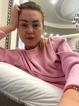 Snapshot of MartaLuna_ chatting on 11/07/25, 10:48 MartaLuna online show from 11/07/25, 10:48