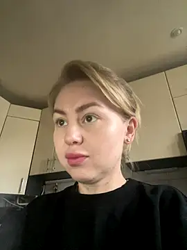 Snapshot of MartaLuna_ chatting on 11/09/25, 07:39 MartaLuna online show from 11/09/25, 07:39