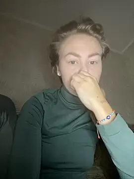 Snapshot of MartaLuna_ chatting on 11/10/25, 08:02 MartaLuna online show from 11/10/25, 08:02