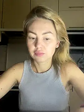 Snapshot of MartaLuna_ chatting on 11/11/25, 12:16 MartaLuna online show from 11/11/25, 12:16