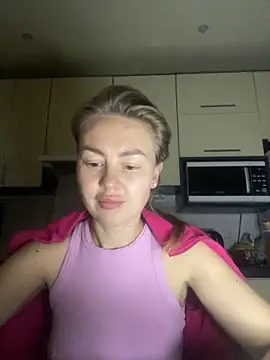 Snapshot of MartaLuna_ chatting on 11/12/25, 06:19 MartaLuna online show from 11/12/25, 06:19