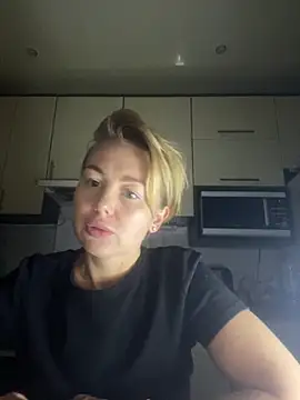 Snapshot of MartaLuna_ chatting on 11/13/25, 03:33 MartaLuna online show from 11/13/25, 03:33