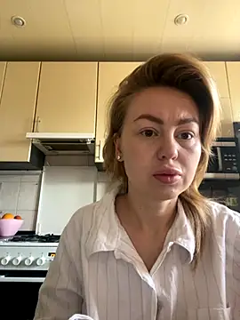 Snapshot of MartaLuna_ chatting on 11/15/25, 06:44 MartaLuna online show from 11/15/25, 06:44