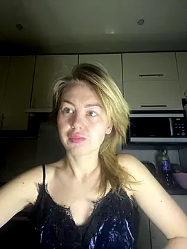 Snapshot of MartaLuna_ chatting on 11/17/25, 11:54 MartaLuna online show from 11/17/25, 11:54