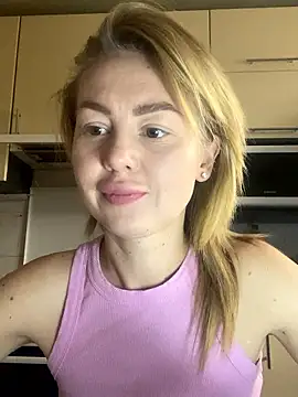 Snapshot of MartaLuna_ chatting on 11/18/25, 11:58 MartaLuna online show from 11/18/25, 11:58