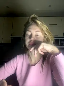 Snapshot of MartaLuna_ chatting on 11/19/25, 07:03 MartaLuna online show from 11/19/25, 07:03