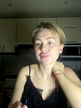 Snapshot of MartaLuna_ chatting on 11/21/25, 02:10 MartaLuna online show from 11/21/25, 02:10