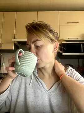 Snapshot of MartaLuna_ chatting on 11/22/25, 08:24 MartaLuna online show from 11/22/25, 08:24