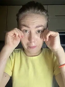 Snapshot of MartaLuna_ chatting on 11/23/25, 05:24 MartaLuna online show from 11/23/25, 05:24