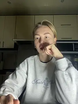 Snapshot of MartaLuna_ chatting on 11/27/25, 08:00 MartaLuna online show from 11/27/25, 08:00