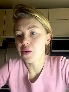 Snapshot of MartaLuna_ chatting on 11/29/25, 08:39 MartaLuna online show from 11/29/25, 08:39