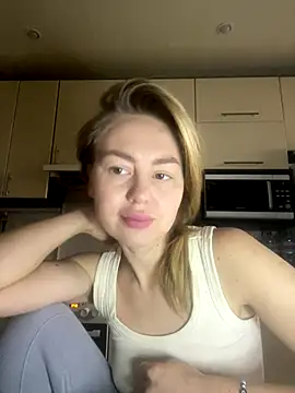 Snapshot of MartaLuna_ chatting on 12/03/25, 07:27 MartaLuna online show from 12/03/25, 07:27