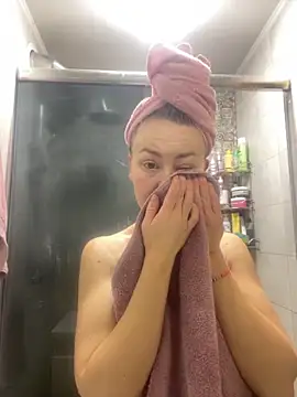 Snapshot of MartaLuna_ chatting on 12/04/25, 10:35 MartaLuna online show from 12/04/25, 10:35