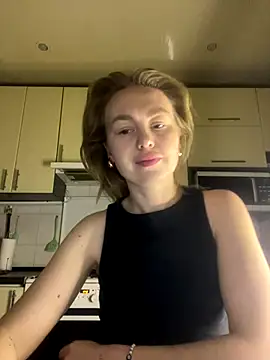 Snapshot of MartaLuna_ chatting on 12/13/25, 08:04 MartaLuna online show from 12/13/25, 08:04