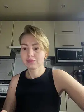 Snapshot of MartaLuna_ chatting on 12/14/25, 01:27 MartaLuna online show from 12/14/25, 01:27