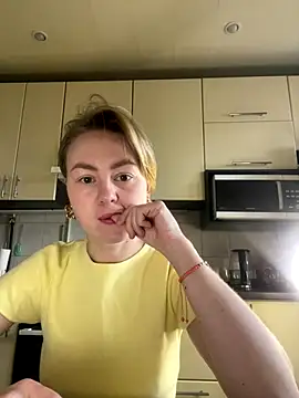 Snapshot of MartaLuna_ chatting on 12/15/25, 09:35 MartaLuna online show from 12/15/25, 09:35