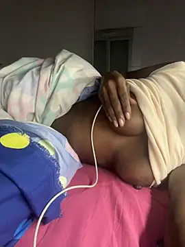 Snapshot of douceebene chatting on 09/27/25, 12:15 douceebene online show from 09/27/25, 12:15