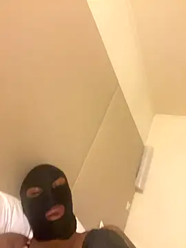 Snapshot of douceebene chatting on 10/16/25, 04:13 douceebene online show from 10/16/25, 04:13