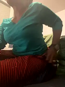 Snapshot of douceebene chatting on 10/24/25, 05:31 douceebene online show from 10/24/25, 05:31