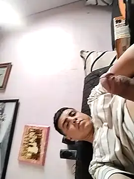 Snapshot of reycam97 chatting on 05/13/26, 05:21 reycam97 online show from 05/13/26, 05:21