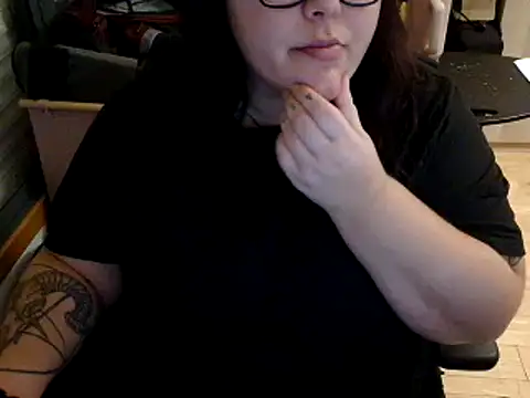 Snapshot of Eli_BBW chatting on 11/04/25, 12:43 Eli BBW online show from 11/04/25, 12:43