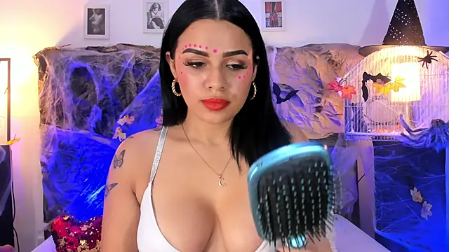 Snapshot of Linda_Fosterr chatting on 10/17/25, 02:04 Linda Fosterr online show from 10/17/25, 02:04