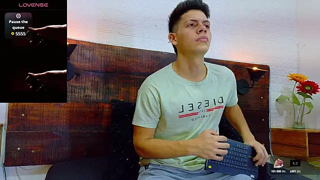 Snapshot of JhosuaVega chatting on 09/23/25, 02:03 JhosuaVega online show from 09/23/25, 02:03