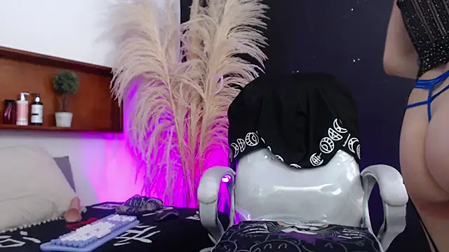 akashawitch  online show from 09/15/25, 04:40