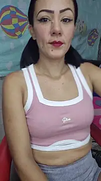 Snapshot of Lhia_ chatting on 12/14/25, 02:33 Lhia online show from 12/14/25, 02:33