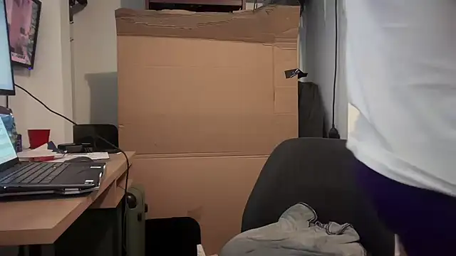 Snapshot of jasoncali305 chatting on 10/28/25, 01:58 jasoncali305 online show from 10/28/25, 01:58