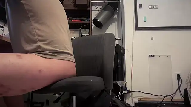 Snapshot of jasoncali305 chatting on 12/04/25, 09:51 jasoncali305 online show from 12/04/25, 09:51