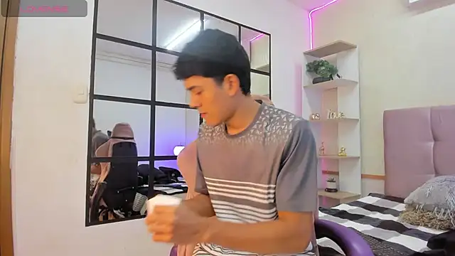 Snapshot of SandroVeyra chatting on 10/08/25, 03:48 SandroVeyra online show from 10/08/25, 03:48