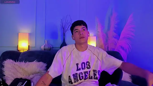 Snapshot of SandroVeyra chatting on 11/04/25, 01:27 SandroVeyra online show from 11/04/25, 01:27