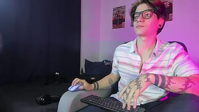 Snapshot of Jerry_Cole chatting on 10/09/25, 01:14 Jerry Cole online show from 10/09/25, 01:14